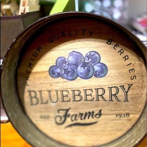 A rustic country home decor with beautiful blueberries 🫐 features